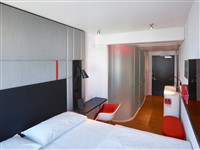 New Hotel in Downtown Chicago 2022 >